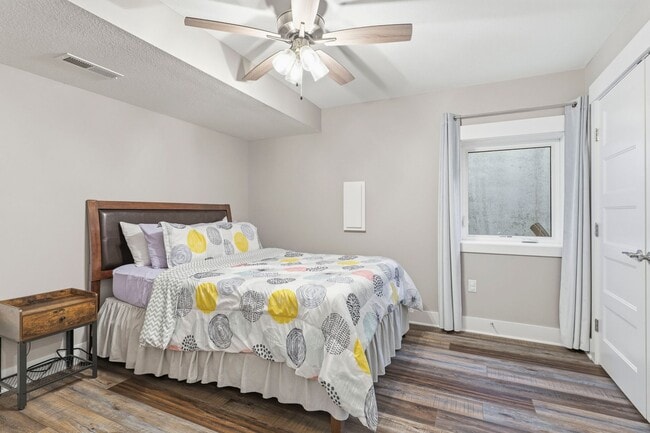 Building Photo - Stunning 6 Bed, 3 Bath Heritage Hills Home | 3-Car Garage | Walk-Out Basement