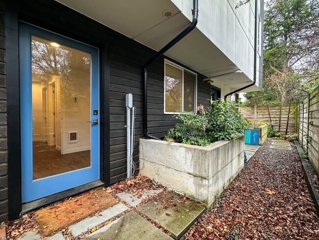 Building Photo - 1767 16th Ave S