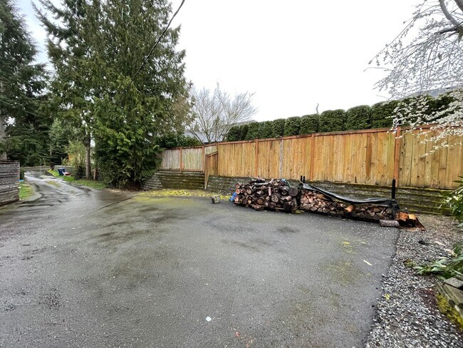 Building Photo - Spacious 4 Bed / 3 Bath Remodeled Rambler | Large Yard + Outbuildings + Minutes to Marina Desirab...