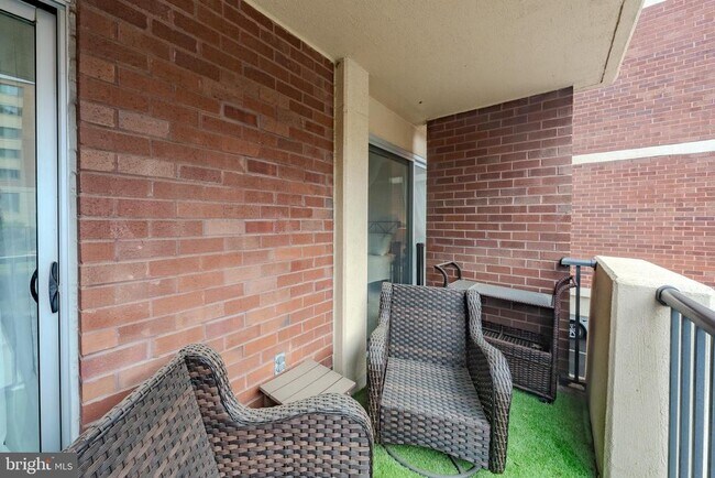 Building Photo - 1300 Army Navy Dr