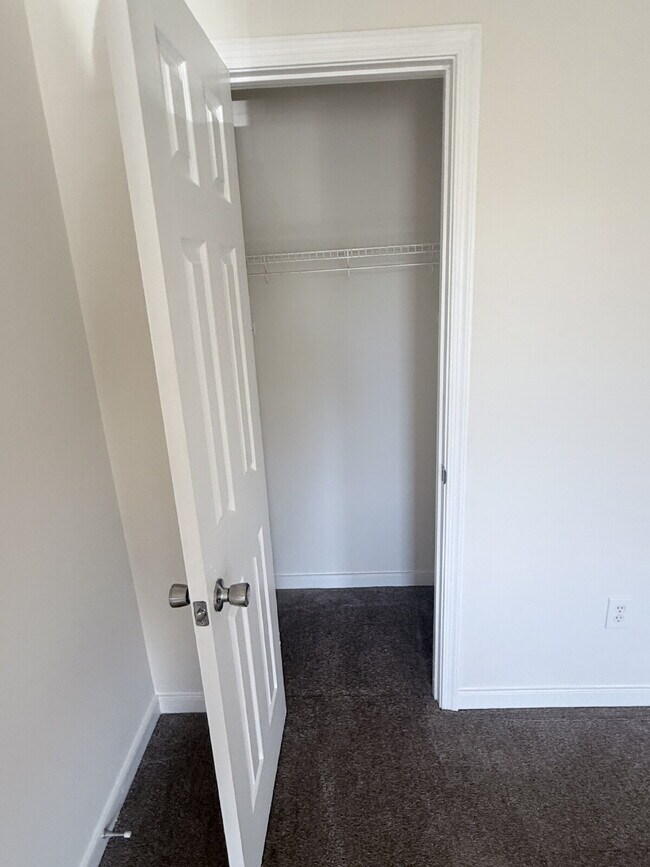 Building Photo - Great Location 3 Bedroom Home Ready to Move In