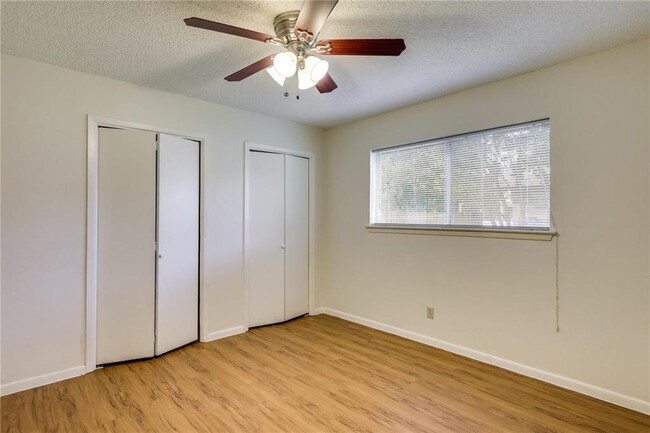 Building Photo - 12401 Knoll Ridge Dr