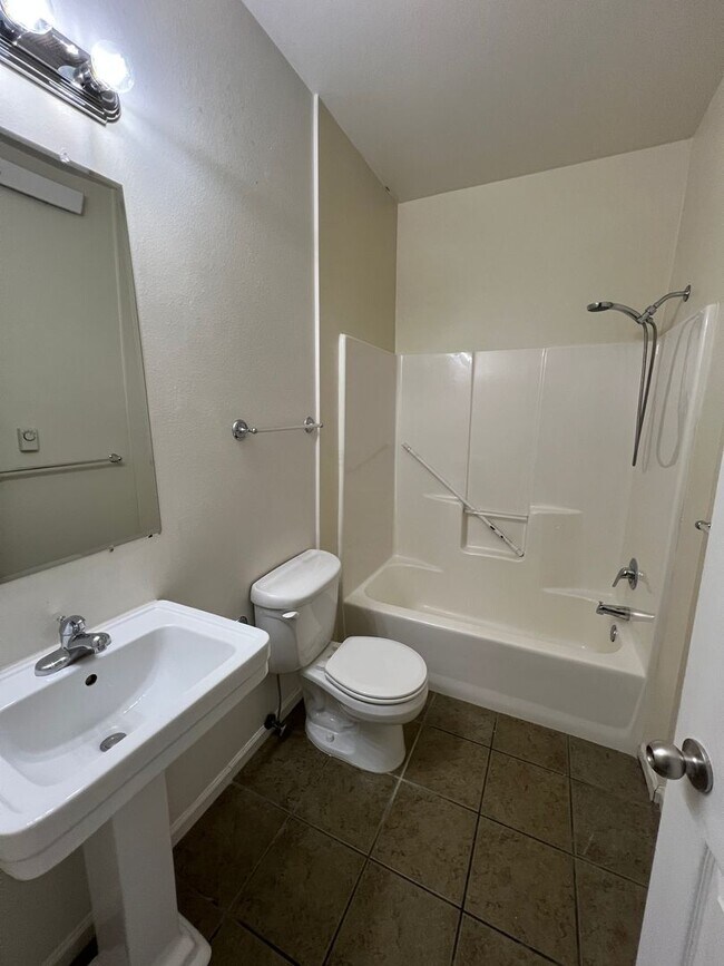 Building Photo - 1920 Monte Vista Dr