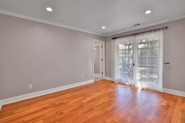 Building Photo - 520 Camino Dr