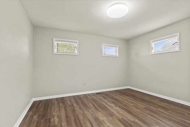 Building Photo - Charming Full Brick Home in Peaceful Count...