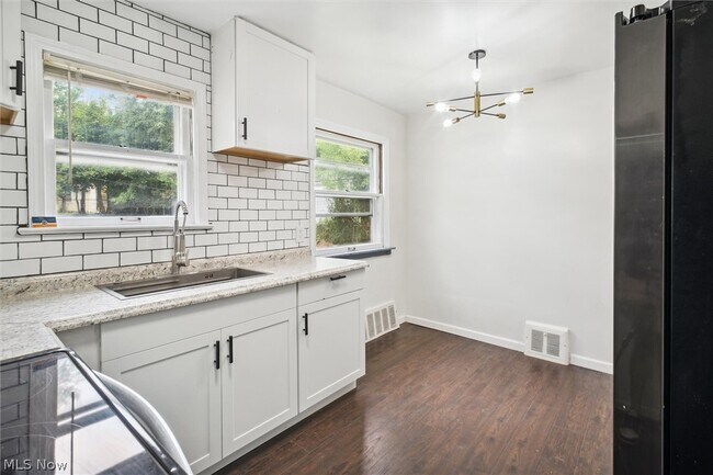 Building Photo - 5359 West Blvd