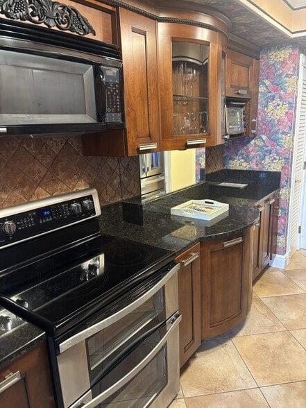 Building Photo - 100 Pierce St