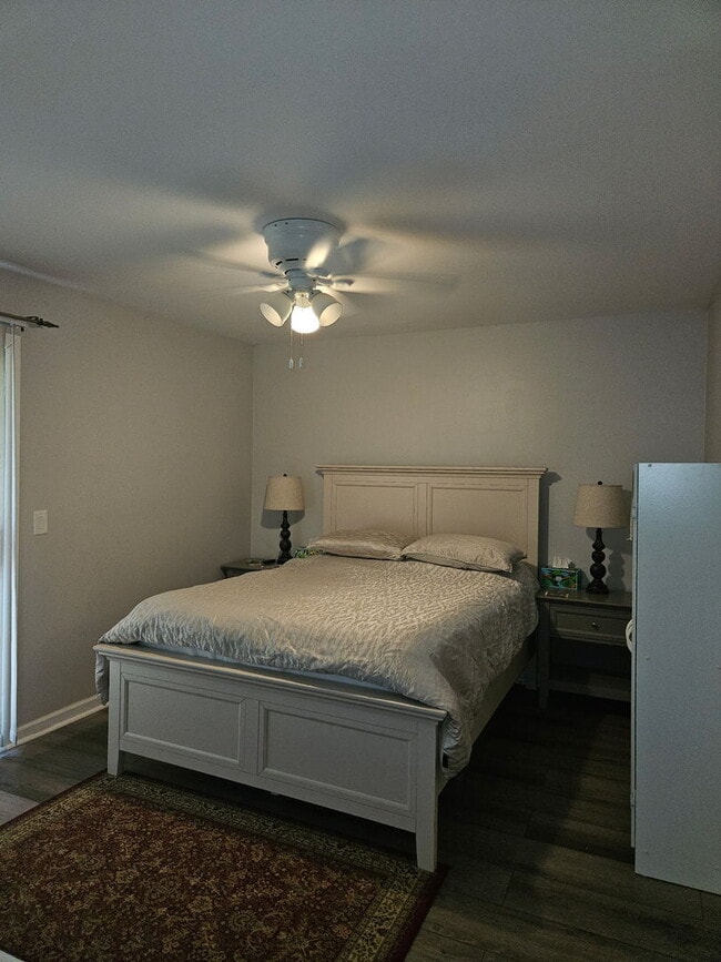 Building Photo - 23W434 Greenbriar Dr