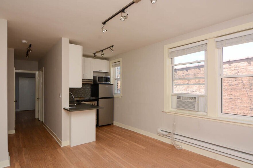 Building Photo - 511 W Belmont Ave
