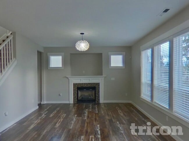 Building Photo - 2525 W 10th St