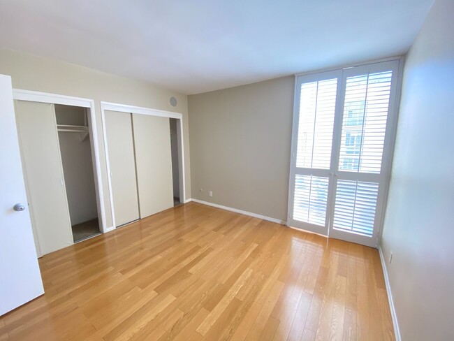 Building Photo - 2 bed, 2 bath Condo located in the heart o...