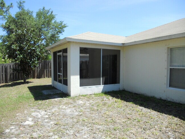 Building Photo - 540 Benton Dr