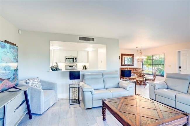 Building Photo - 331 Golfview Cir