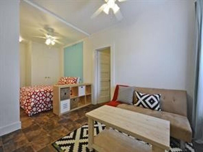 Building Photo - Available: Updated, spacious Tarrytown 4 bed / 4 bath, furnished or unfurnished