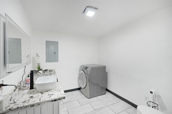 Building Photo - 2521 Rd 3550