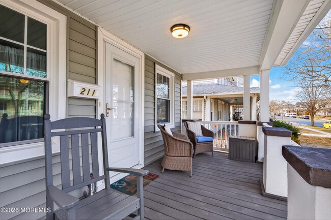 Building Photo - 211 Lareine Ave