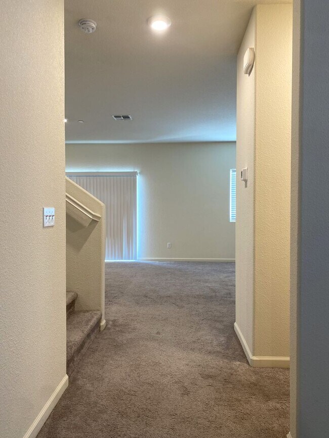Building Photo - Spacious 4 bedroom/2 bath home waiting to ...