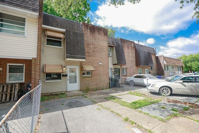 Building Photo - Bright, Clean, and Move-In Ready Townhome