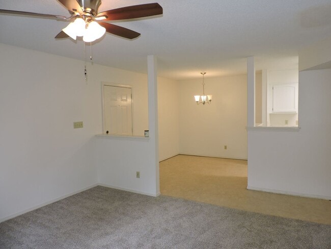 Building Photo - Convenient to schools, beaches, & shopping