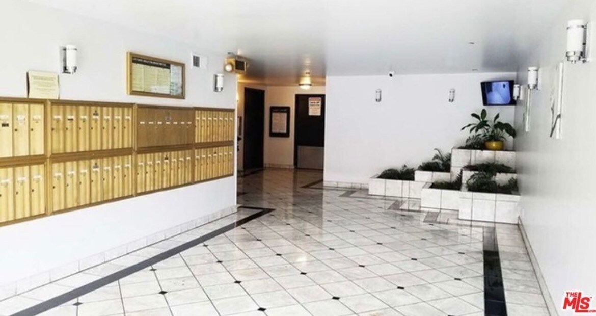 Building Photo - 533 S St Andrews Pl