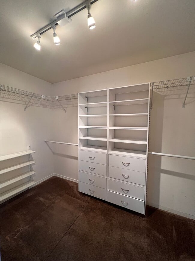 Building Photo - Private location in Crossroad Neighborhood!