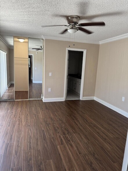 Building Photo - 915 9th Way