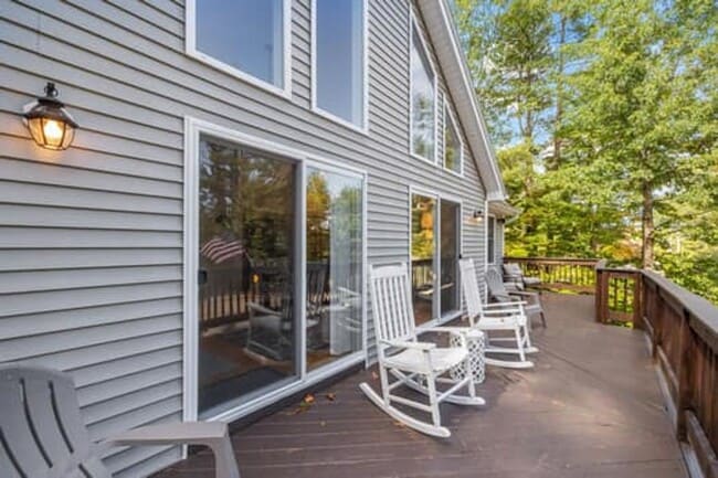 Building Photo - Spacious & Comfortable 4 Bedroom House - C...