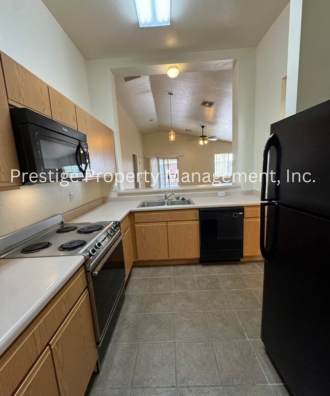 Building Photo - Cozy East Side Home W/ a Den