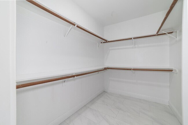Building Photo - 953 E Buckhill Rd