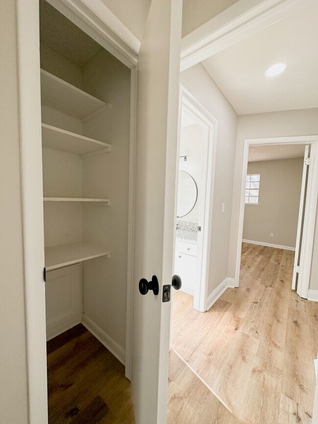 Building Photo - 3bd/2ba Fayetteville Home Available!