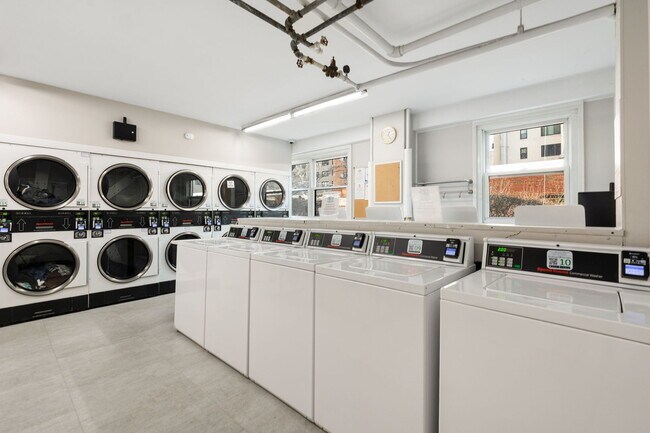 Building Photo - 2909 N Sheridan Rd