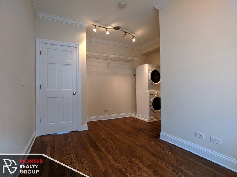 Building Photo - 736 W Addison St