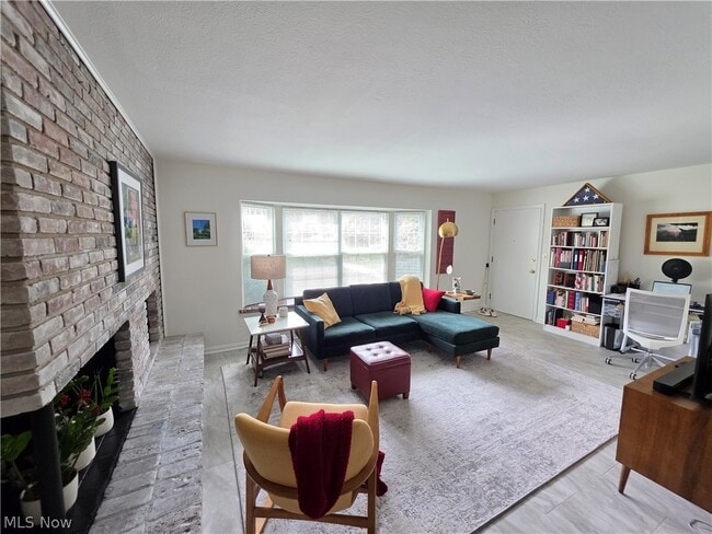 Building Photo - 6995 Carriage Hill Dr