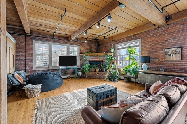 Building Photo - Beautiful loft in Downtown Denver!