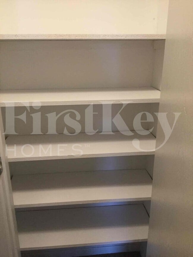Building Photo - 805 Westmead Dr
