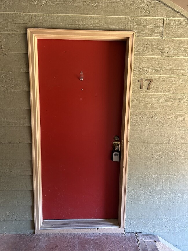 Building Photo - Charming Chestnut Condo!  AVAILABLE NOW!