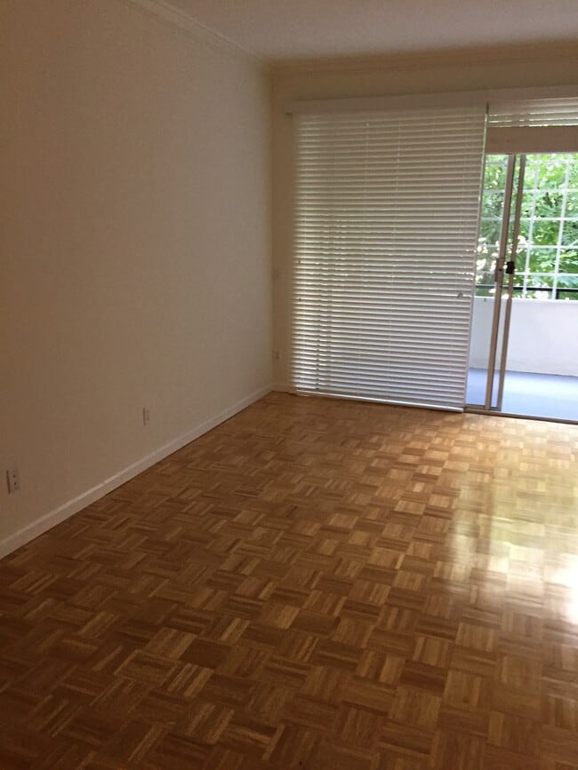 Living room with large pation - 10449 Ashton Ave