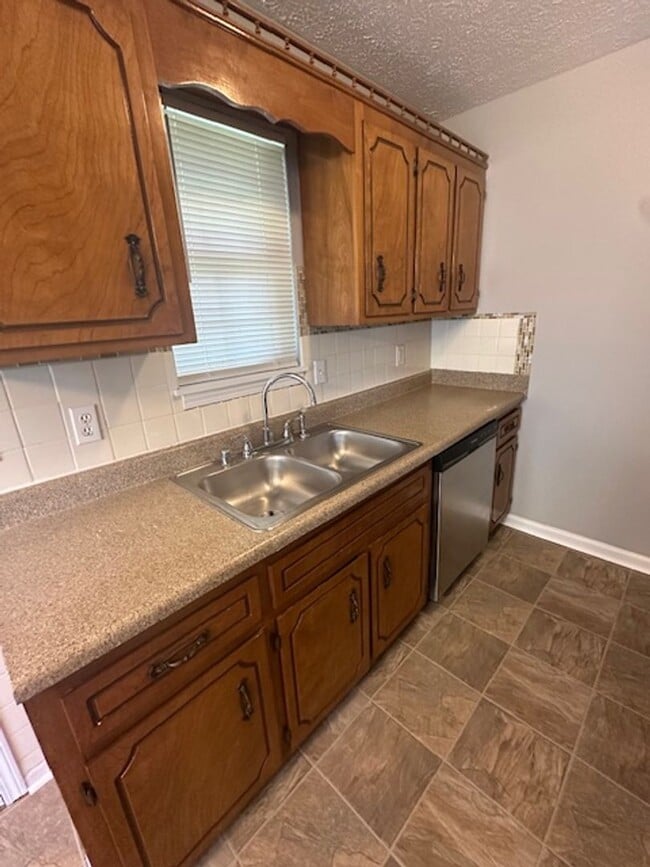 Building Photo - 1/2 off first months rent