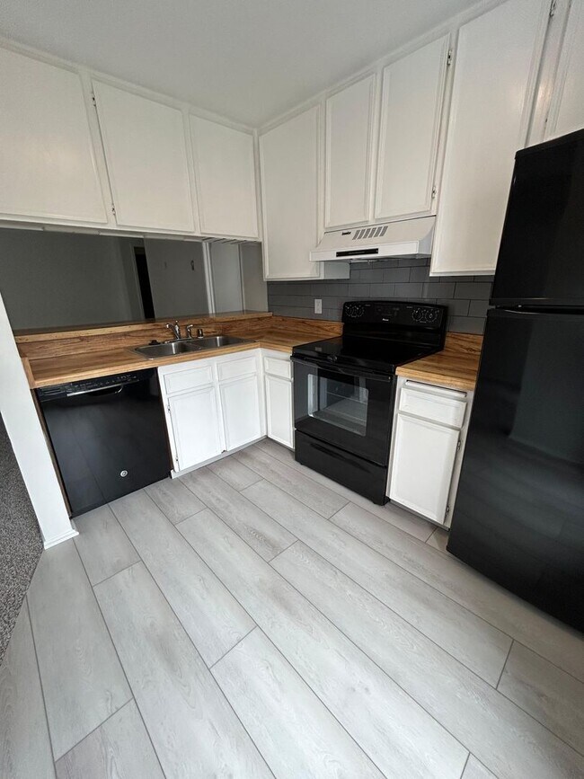 Building Photo - Renovated and Spacious, 1 bed 1 bath condo on 2nd floor! Move In Ready! First Month Free Rent!