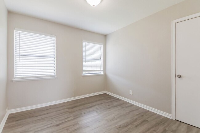 Building Photo - 3 BR/2BA | Updated Single Family Home |  Large backyard