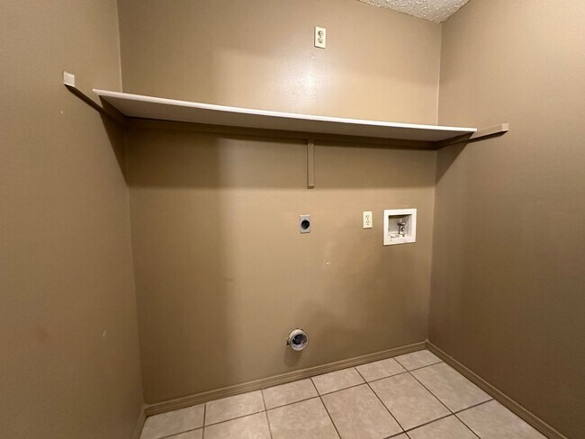 Building Photo - 1402 N Hartford Ave