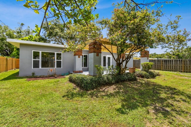 Building Photo - 528 Manor Dr