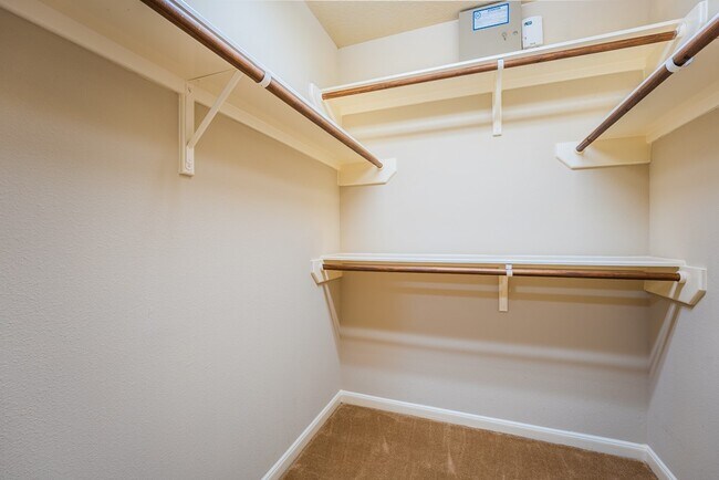 Building Photo - 977 Oak Lynn Dr