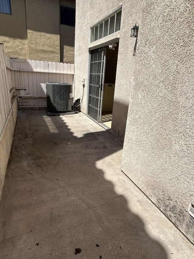 Building Photo - Cozy 3 bedroom Condo in the most demanded ...