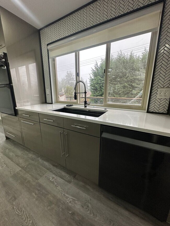 Building Photo - Beautiful 4 Bedroom 3 Bathroom Home in Everett!