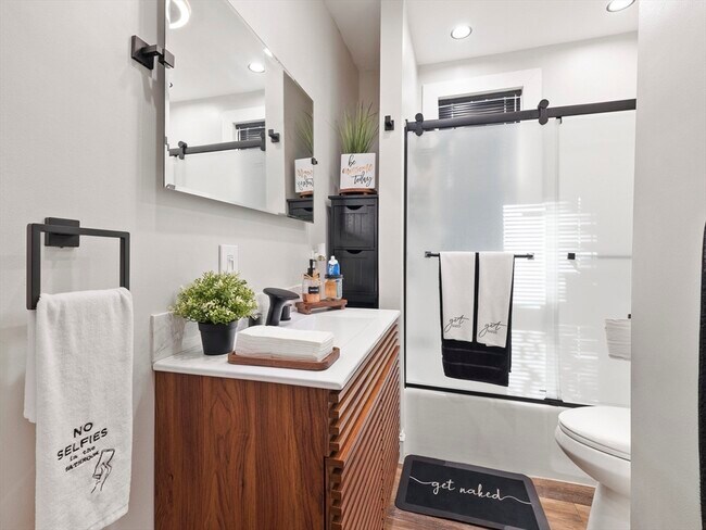 Building Photo - 8 Edgemere Rd