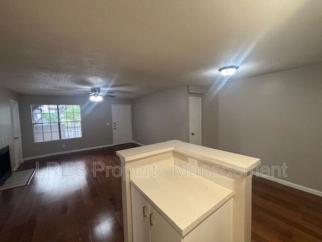 Building Photo - 390 Lake Placid Ct