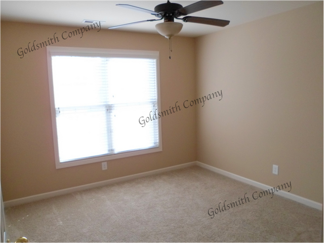 Building Photo - "Spacious 3-Bedroom Townhouse with 2.5 Bat...