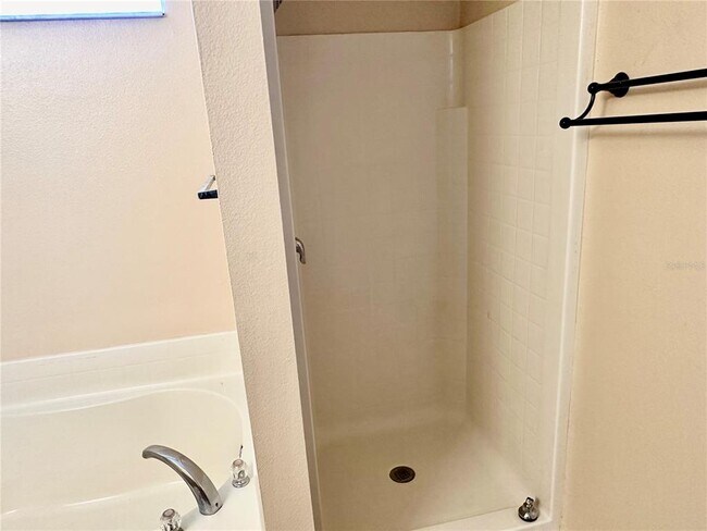 Building Photo - 536 Lakeview Dr