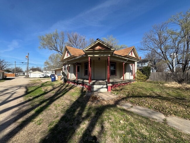 Building Photo - 3 bed 1 bath - $950 - Single Family Home